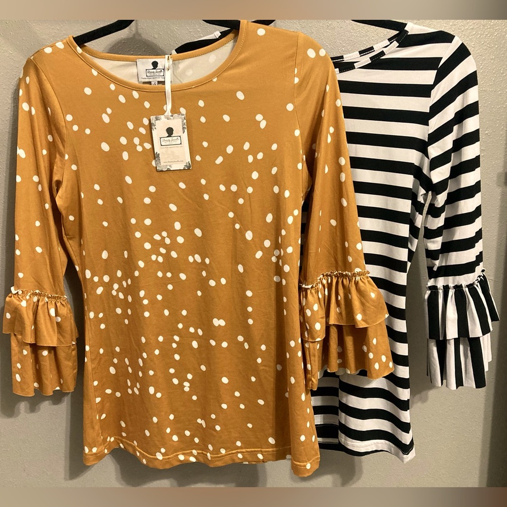 Bundle of two Dainty Jewells brand tops. Size S